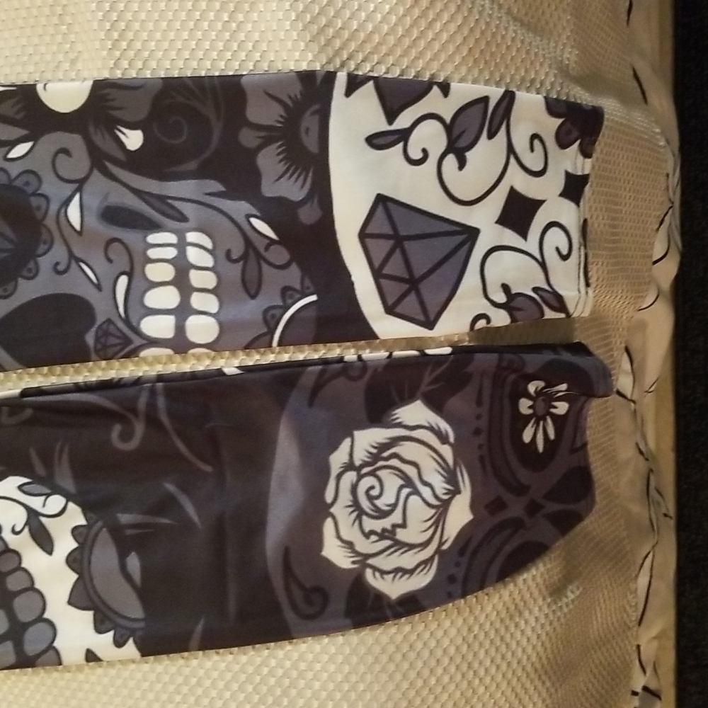 GOTHIC LEGGINGS SIZE XL WITH SKULLS AND FLOWERS - Picture 7 of 8
